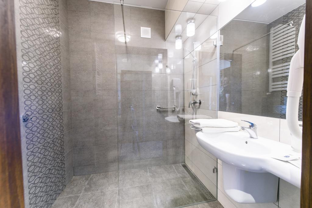 Hotel Nowy Dwor Тшебница Экстерьер фото